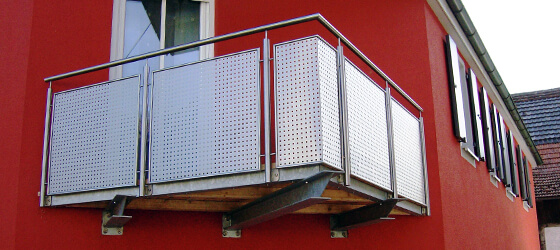 Zur Galerie: Edelstahl Geländer und Balkone